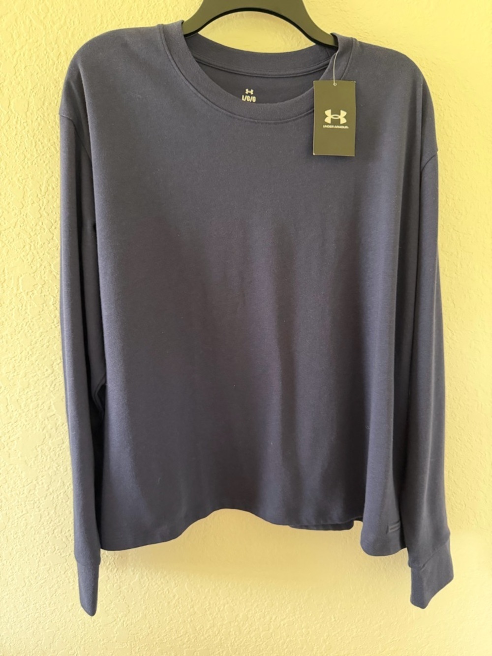 Women’s Under Armour Navy Long Sleeve large Tee